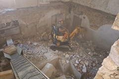 mini-pelle-pour-effondre-les-voutes-de-cave
